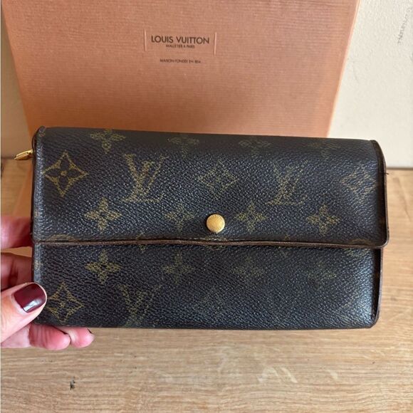 Authentic Louis Vuitton monogram wallet with box - Picture 2 of 10